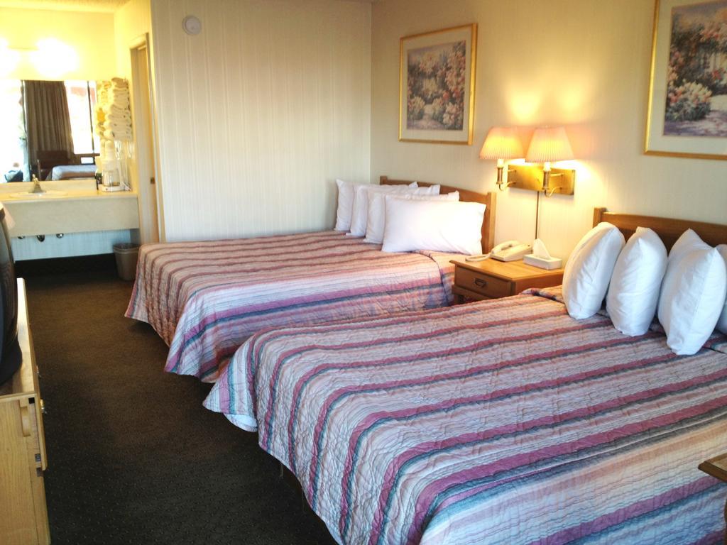 Almost Home Lodge Branson Room photo